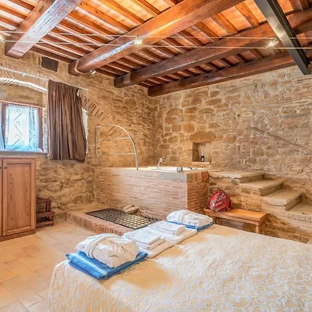 Stunning In Camerino With Outdoor Swimming Pool, Wifi And 1 Bedrooms Feriehus