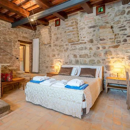 Stunning In Camerino With Outdoor Swimming Pool, Wifi And 1 Bedrooms Feriehus